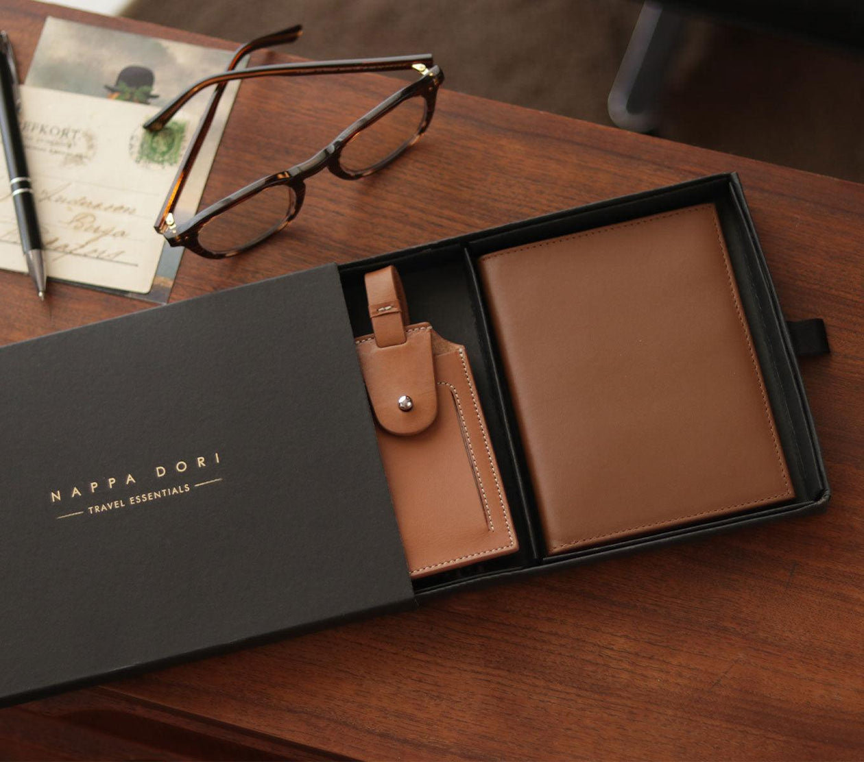 TRAVEL ESSENTIALS GIFT SET DARK BROWN
